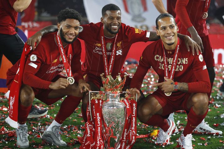 Georginio Wijnaldum fagnar Englandsmeistaratitli Liverpool með þeim Joe Gomez og Virgil van Dijk.