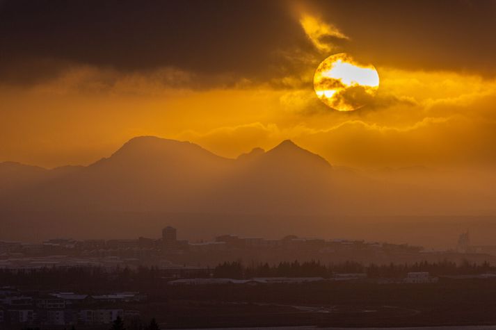 Sólin brýst fram úr skýjunum á Reykjanesinu. Flestir landsmenn segjast vera ánægðir með líf sitt. 