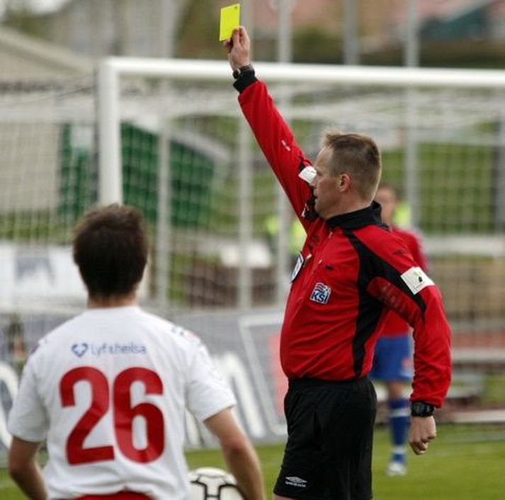 Jóhannes að störfum í Landsbankadeildinni í sumar.
