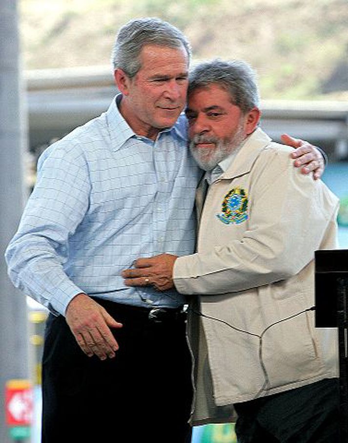 Bush og Lula Eitthvað var faðmlagið nú vandræðalegt.