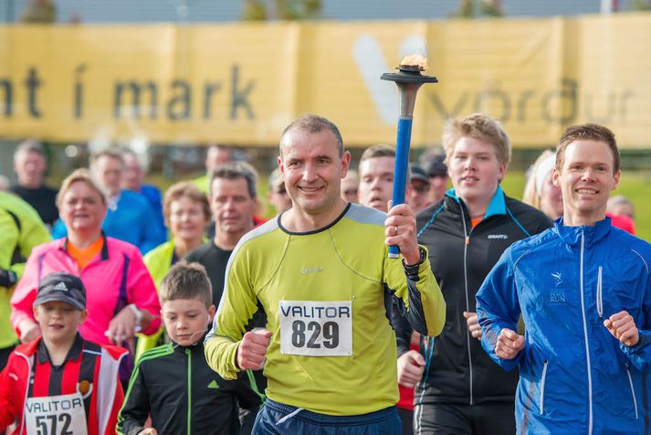 Í gær hljóp forseti Íslands, Guðni Th. Jóhannesson, heiðurshring með Sri Chinmoy heimseiningar friðarhlaupinu.