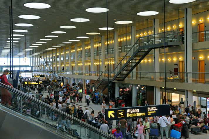 Einni flugstöðvarbyggingu var lokað á Kastrup-flugvelli eftir að grunur vaknaði um að konan væri smituð.