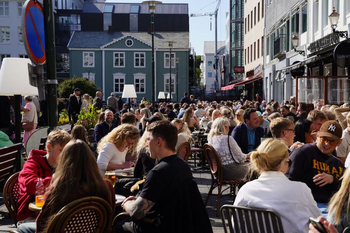 Maðurinn fullyrti að hann hefði aðlagast íslensku samfélagi undanfarin tvö ár. Hér njóta landsmenn veðurblíðu við Austurvöll í Reykjavík.