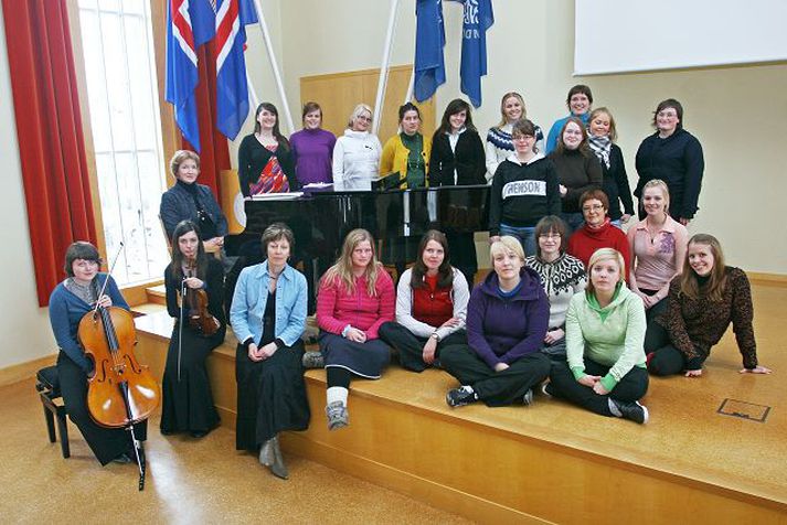 Fagna Sumri með söng. Nýstofnaður Kvennakór Háskóla Íslands heldur tónleika í dag. Fréttablaðið/hörður