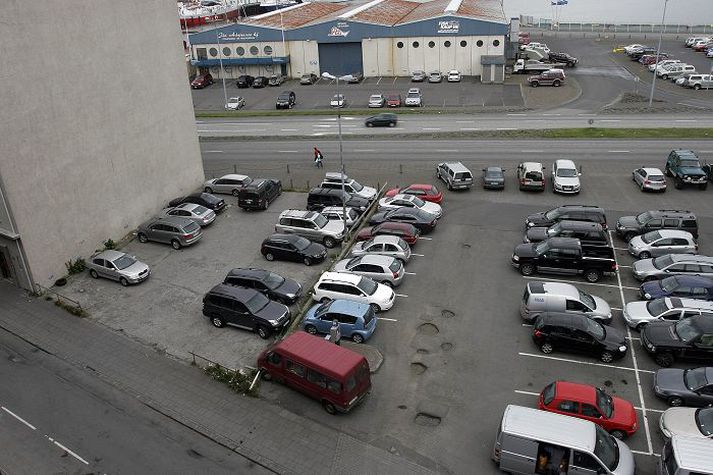 Bílastæði eru í dag á lóðinni sem stendur við hlið Grófarinnar, sem hýsir meðal annars Borgarbókasafn og Ljósmyndasafn Reykjavíkur. Starfshópur um húsnæðismál mun skoða hvort þar verða reistar leiguíbúðir.
