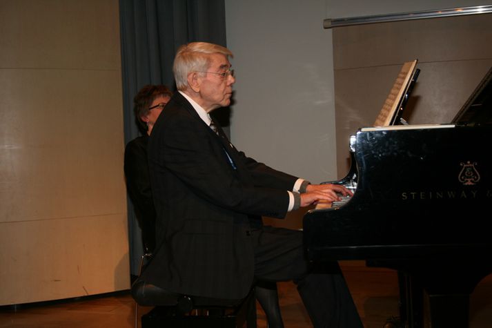 Jónas spilaði í dag með aðstoð eiginkonu sinnar Ágústu Hauksdóttur.