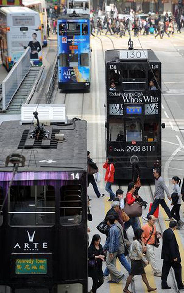 Fólk á ferli í Hong Kong í Kína í byrjun vikunnar. Nordicphotos/APF