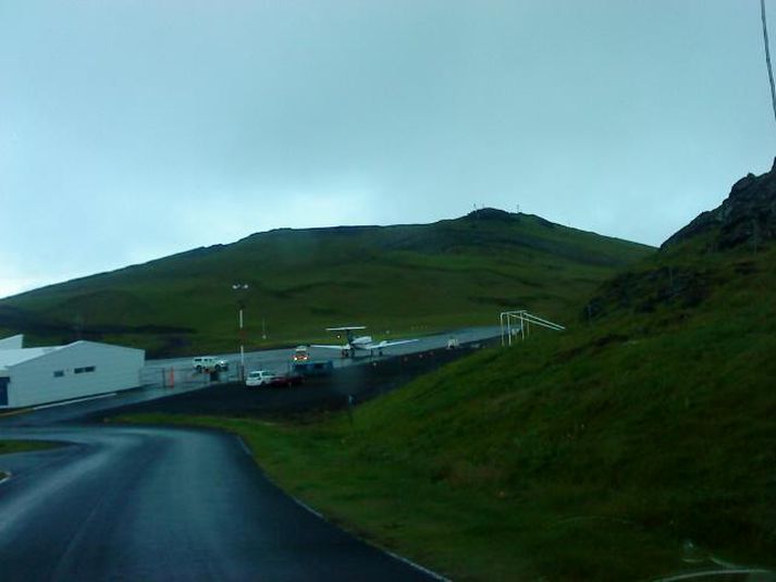 Frá flugvellinum í Vestmannaeyjum í nótt. Þaðan var flogið með þjóðhátíðargest með höfuðáverka til Reykjavíkur.