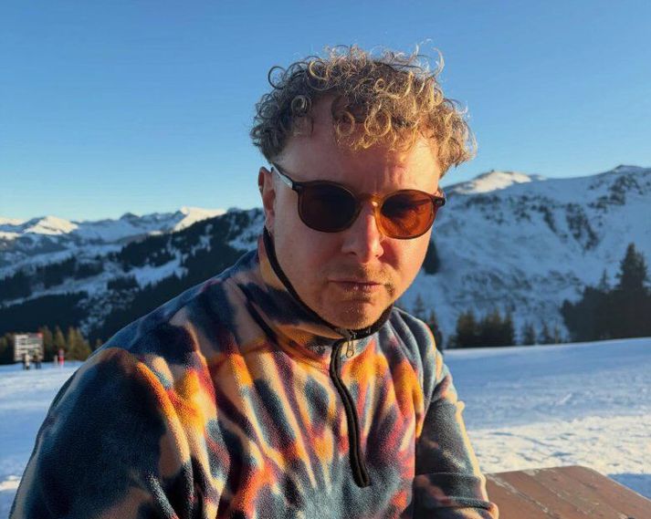 Steinþór Helgi Arnsteinsson, eigandi Röntgens, Skreiðar og Bullseye, segir áfengisgjöldin skila ríkissjóði tvöfalt meira en veiðigjöldin en fá mun minni pólitíska athygli. Hann segir fólk oft telja veitingamenn okra á bjórnum, þegar stærsti hluti verðsins fari í skatta, gjöld og laun. 