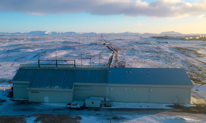 Suðurnesjalína 1 nær frá Hafnarfirði að Reykjanesbæ en bilun í tengivirki á Fitjum, sem sést hér á myndinni með línuna í bakgrunni, varð til þess að rafmagnslaust var á öllum Suðurnesjum í gær. 