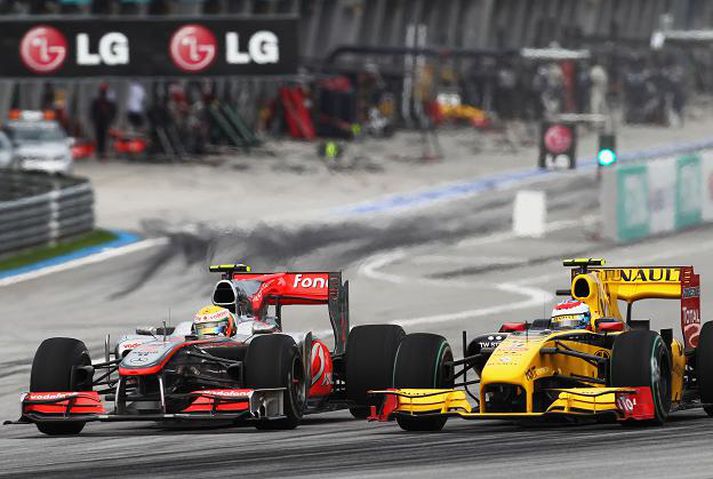 Lewis Hamilton í baráttu við Vitaly Petrov frá Rússlandi.