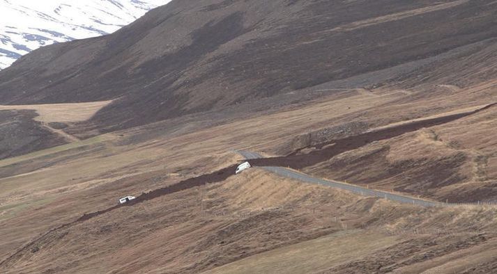 Stór skriða féll á Grenivíkurveg í nóvember í fyrra. Samkvæmt Veðurstofunni er ekki talin hætta á að skriður falli í byggð í leysingunum nú. Þær gætu helst farið á vegi.