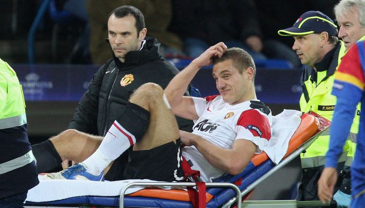 Vidic er hér borinn af velli í leiknum gegn Basel.