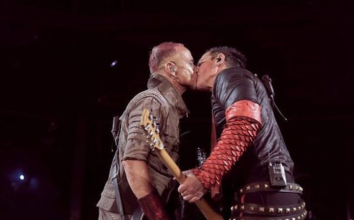 Paul Landers og Richard Kruspe kyssast uppi á sviði.