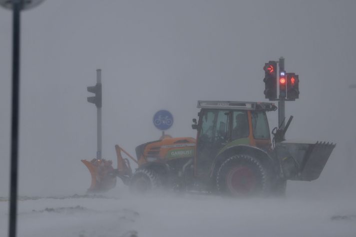 Starfsfólk vetrarþjónustu borgarinnar mætti snemma til vinnu og verður í vinnu í allan dag. 