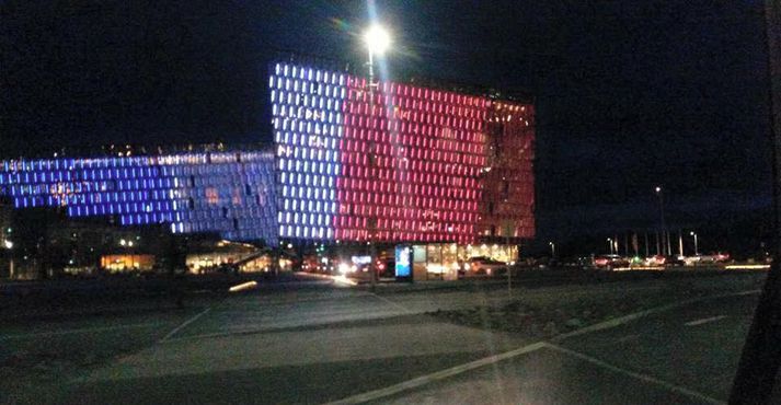 Harpa tekur sig vel út.