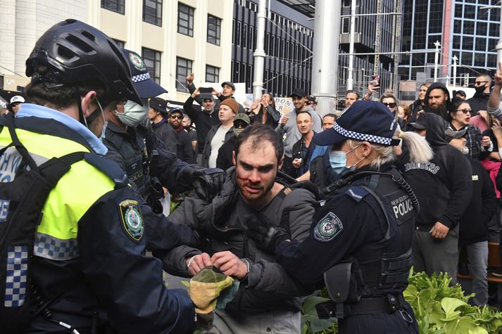 Mótmælandi handtekinn í miðborg Sydney í dag.