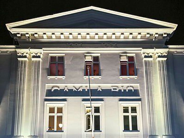 Afhendingin fer fram í Gamla bíói. 