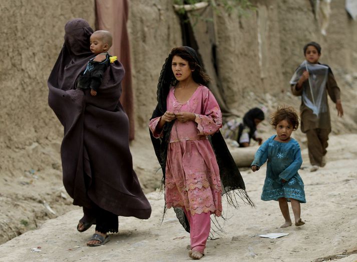 Alls létu 1.319 óbreyttir borgarar lífið í átökunum í Afganistan á fyrri helmingi þessa árs, að því er fram kemur í nýtti skýrslu Sameinuðu þjóðanna. Sérstök athygli er vakin á því að konur og börn urðu enn frekar fyrir barðinu á stríðandi öflum en á sama tíma í fyrra.