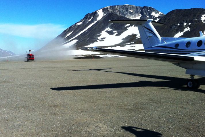 Á þessari mynd sést þegar þyrlan lendir á Kulusuk. Einnig sést í flugvél Norlandair..
