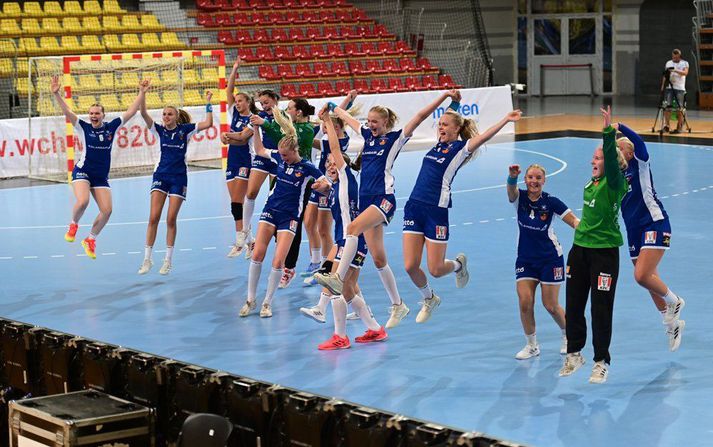 Ísland er einum sigri frá því að spila um verðlaun á HM U-18 ára kvenna í handbolta.