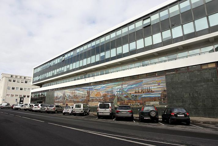 Bílastæðin við Tryggvagötuna munu færast upp á þak, samkvæmt tillögunum. Gangstéttin verður breikkuð og þar komið upp svæði fyrir útimarkað. „Þarna er jafn gott skjól fyrir norðanátt og á Austurvelli,“ segir Dagur B. Eggertsson.