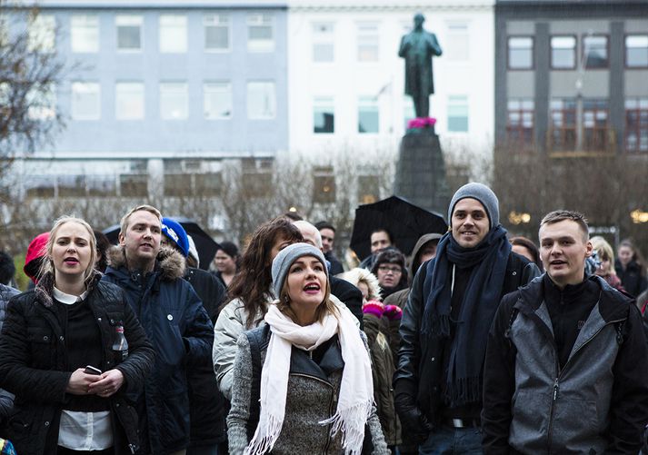 Sara er lengst til vinstri á myndinni en Jæja-hópurinn hefur staðið fyrir margvíslegum mannmörgum mótmælum á undanförnum árum.