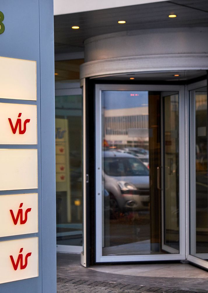 Ljósmyndari Fréttablaðsins kom að lokuðum dyrum fyrir hluthafafund VÍS síðdegis í gær. Fulltrúar félagsins vildu ekki leyfa neinar myndatökur á fundinum.