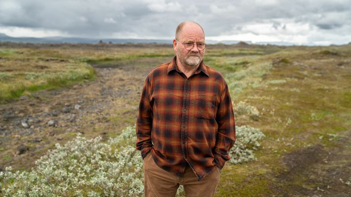 Erlendur við árbakkann. Hann segist langþreyttur á baráttu sinni við kerfið, sem spanni áratugi en hafi litlu sem engu skilað.