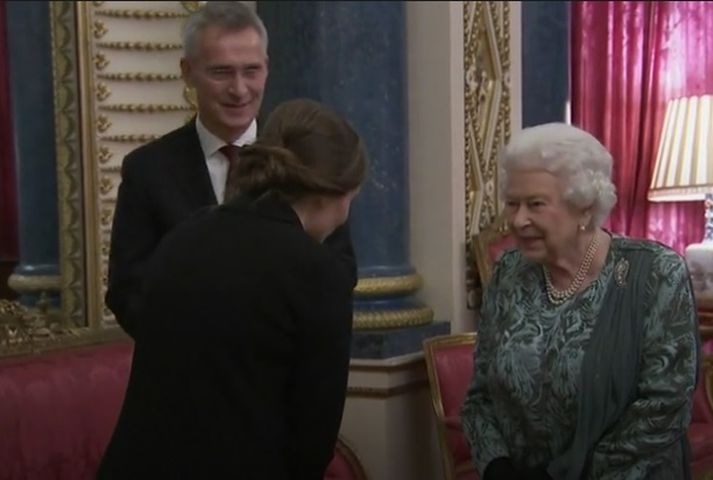 Katrín heilsar hér drottningunni en við hlið Elísabetar stendur Jens Stoltenberg, framkvæmdastjóri NATO.