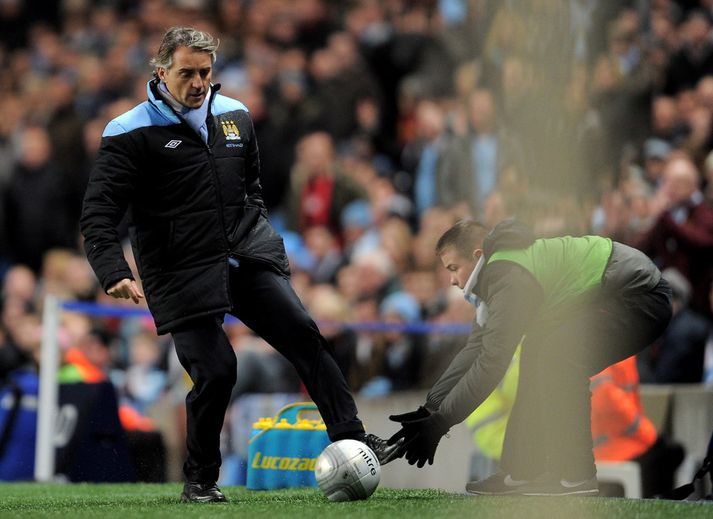 Roberto Mancini, knattspyrnustjóri Manchester City reifst harkalega við Steven Gerrard fyrirliða Liverpool í gær.