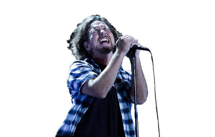 Fyrrum starfsmaður Pearl Jam er ásakaður um þjófnað.