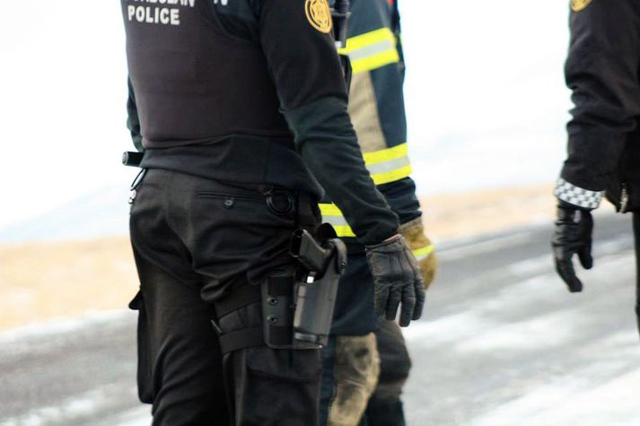 Lögregluþjónn á Akureyri mætti vopnaður með skammbyssu sér við mjöðm á þennan vettvang umferðarslyss í síðustu viku.