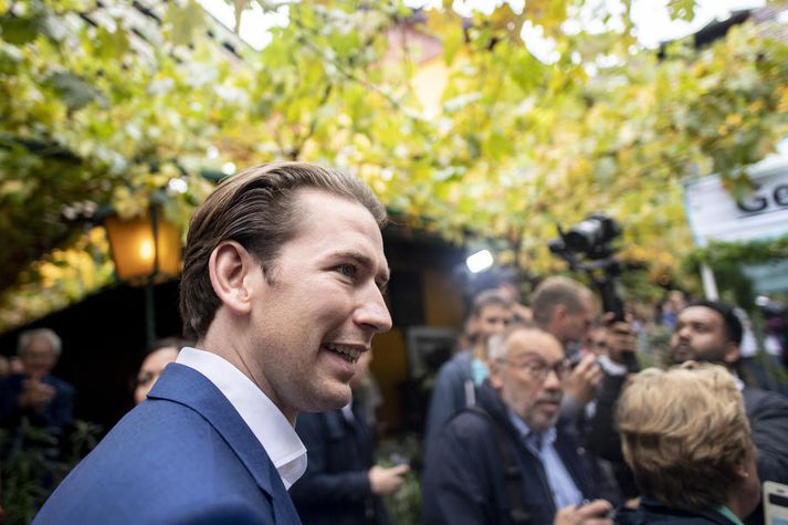 Kurz, leiðtogi Lýðflokksins, er talinn líklegastur til að verða aftur kanslari. Hann hefur lýst aðdáun á Viktori Orban, forsætisráðherra Ungverjalands.