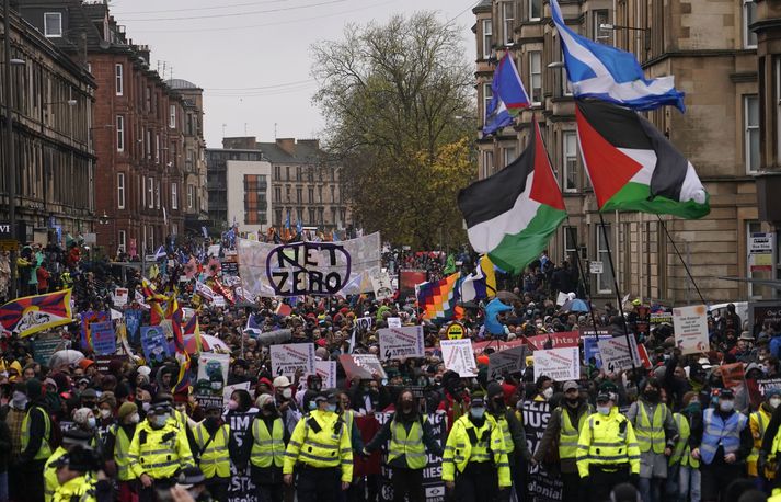 Aðgerðarsinnar og fleiri sem láta sér loftslagsmál varða mættu í þúsundatali á götur Glasgow í dag til að mótmæla aðgerðaleysi ráðamanna á COP26, loftslagsráðstefnu Sameinuðu þjóðanna sem fer fram þar í borg.