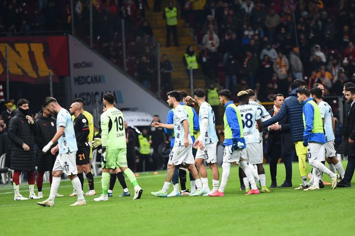Leikmenn Adana Demirspor gengu allir af velli í Istanbúl í gær til að mótmæla dómgæslunni.