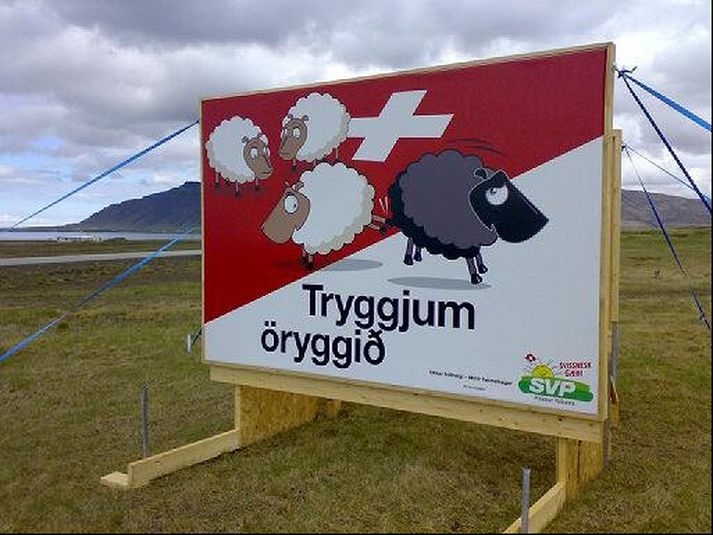 Þetta skilti er staðsett uppi á Kjalarnesi.