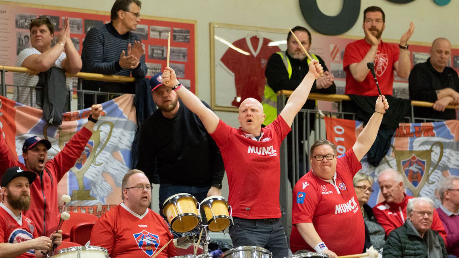 Trommusveit Vals leggur niður kjuðana | “sátt við brottvikningu Sveins Arons