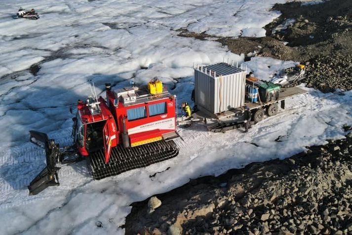 Snjóbíll Hjálparsveitar skáta í Reykjavík var fenginn til að flytja rafstöðina frá Skálafellsjökli og upp á Grímsfjall. Hér er snjóbíllinn með búnað Landvirkjunar og Jarðvísindastofnunar.