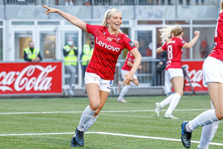 Báðir foreldrar Ídu Marínar Hermannsdóttur, Ragna Lóa Stefánsdóttir og Hermann Hreiðarsson, léku fyrir A-landslið Íslands í fótbolta. Hún fær nú tækifæri til að leika sama leik.