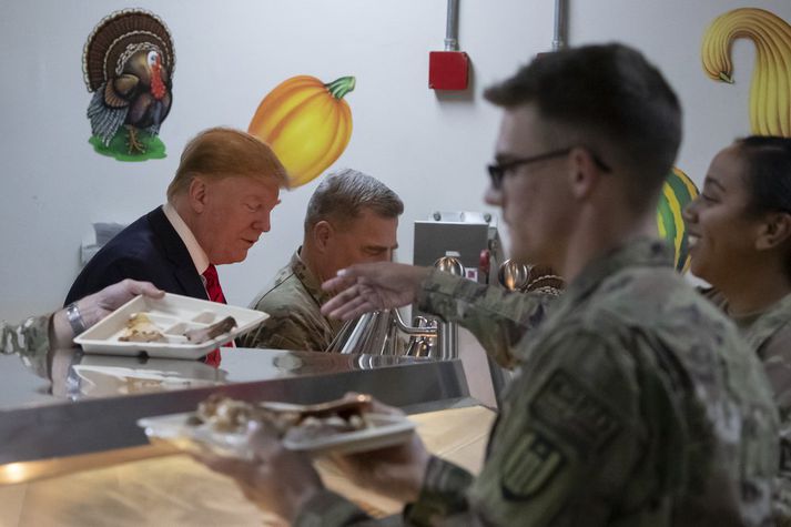 Trump skammtaði hermönnum hátíðarmat.