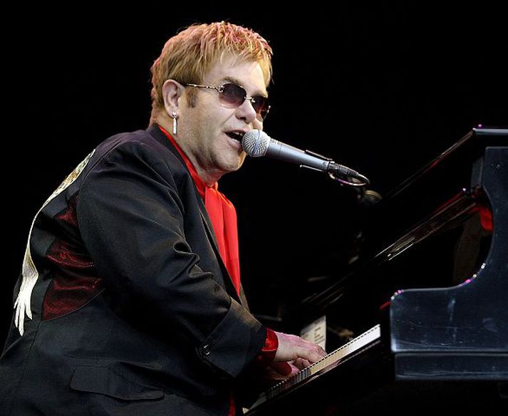 Elton John
Popparinn litríki syngur líklega dúett með Lady Gaga á Grammy-verðlaunahátíðinni.