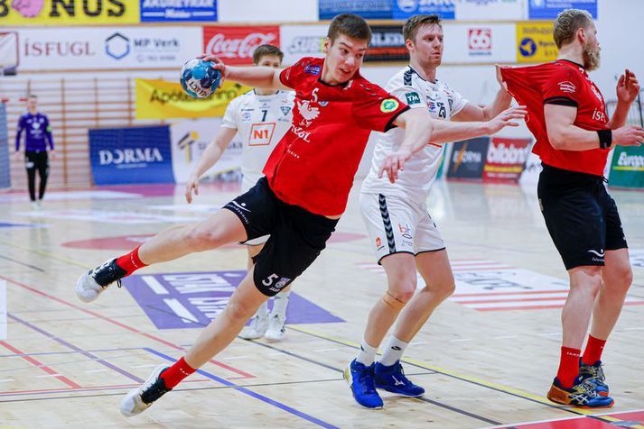 Róbert Sigurðarson, fyrir miðju, átti góðan leik í kvöld í liði ÍBV.