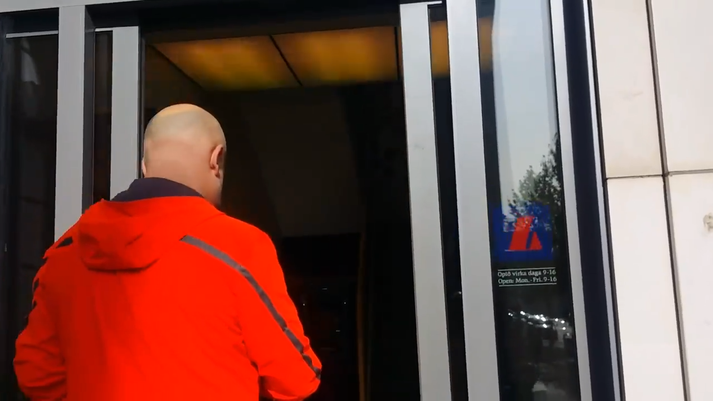 Kristján Örn á leiðinni inn í Landsbankann.