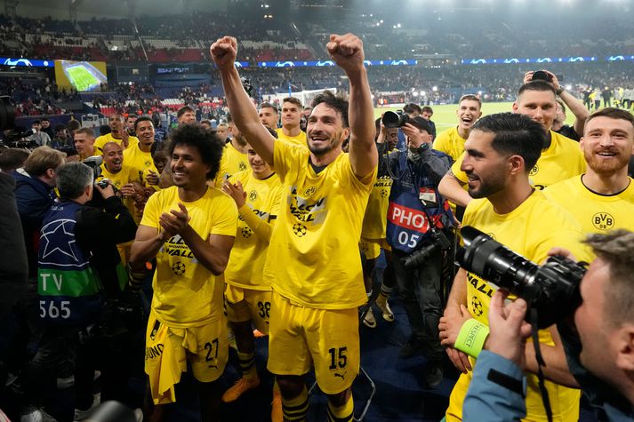 Mats Hummels fagnar sigri Borussia Dortmund á Paris Saint-Germain í París í gærkvöldi ásamt félögum sínum í þýska liðinu.