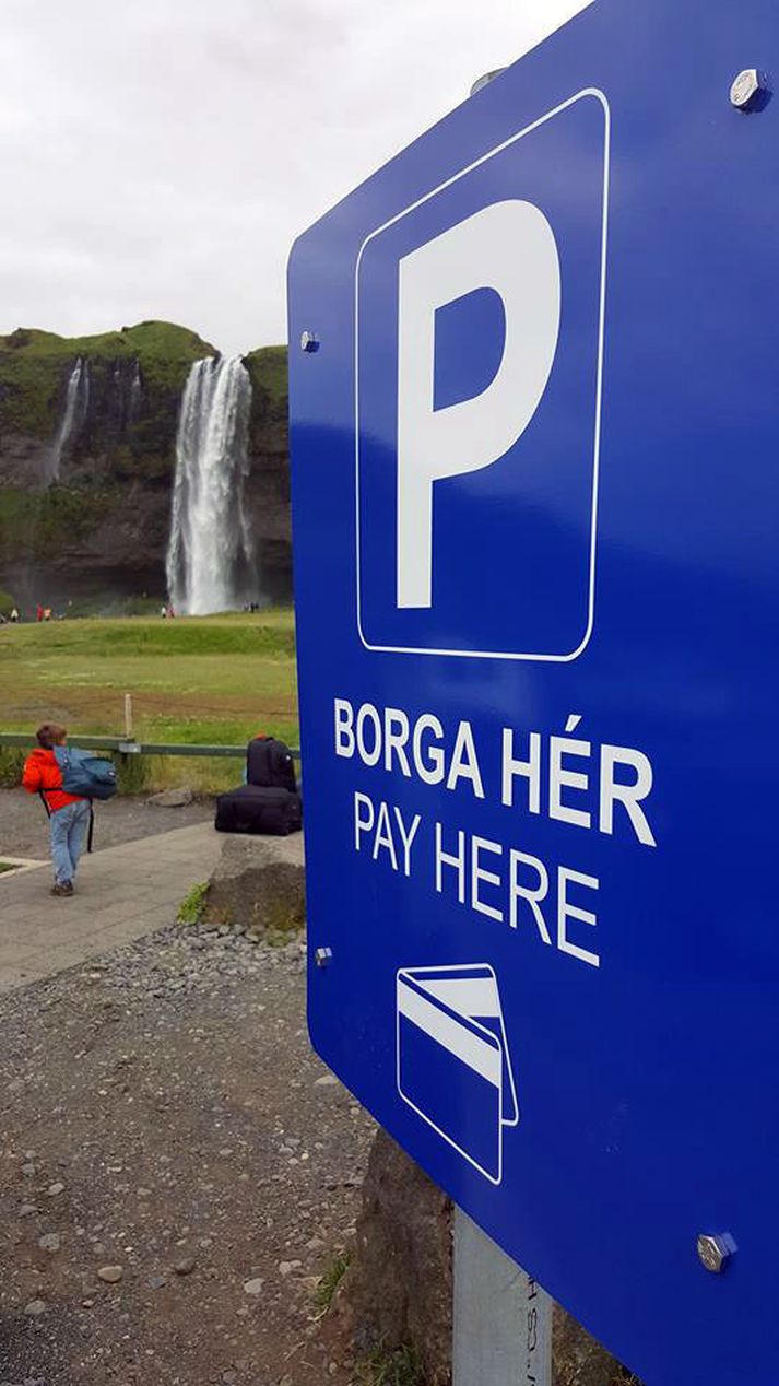 Við Seljalandsfoss. 