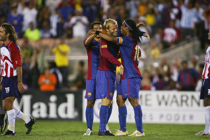 Ronaldinho fagnar marki með Eið Smára Guðjohnsen í leik með Barcelona eftir að hafa átt stoðsendinguna á íslenska framherjann.