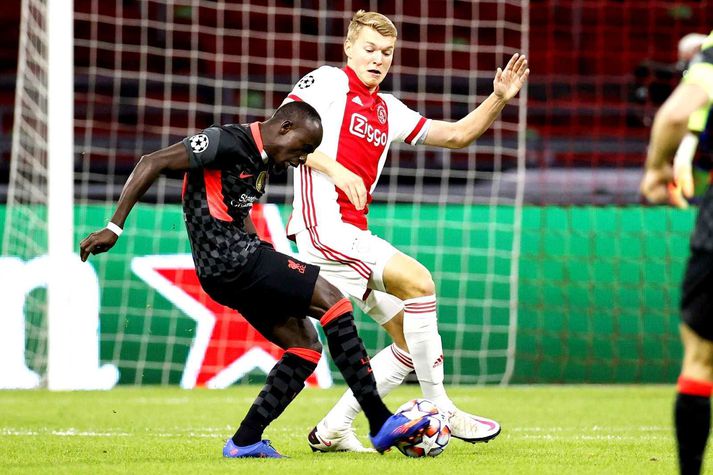 Perr Schuur í baráttu við Liverpool manninn Sadio Mane  í Meistaradeildarleik Ajax og Liverpool á dögunum.