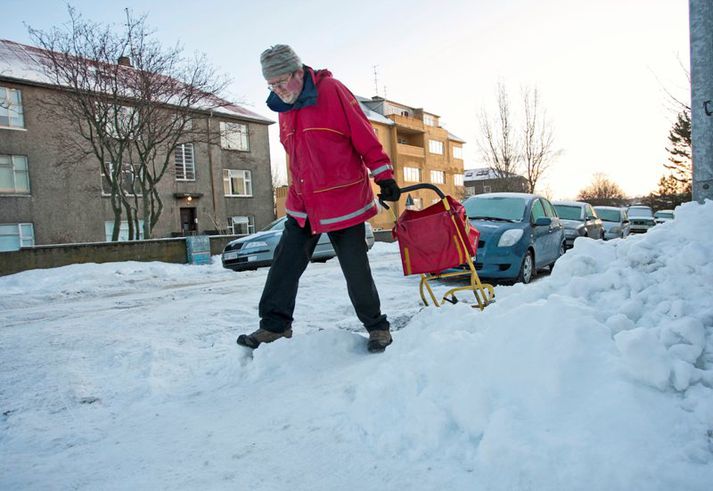 Það er ekki tekið út með sældinni að bera út póstinn.