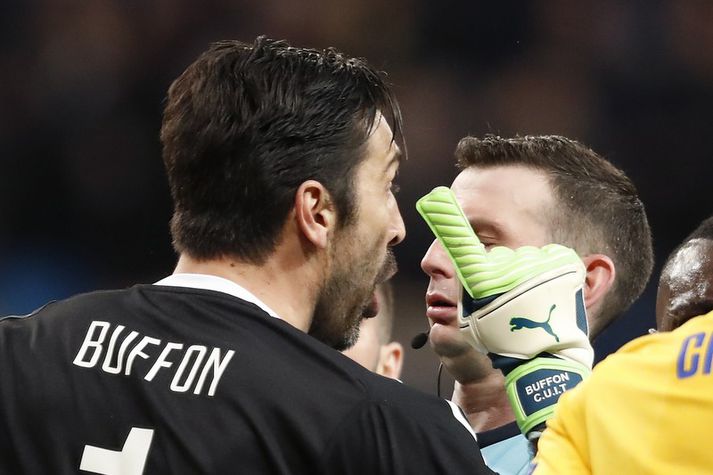 Gianluigi Buffon og Michael Oliver dómari.